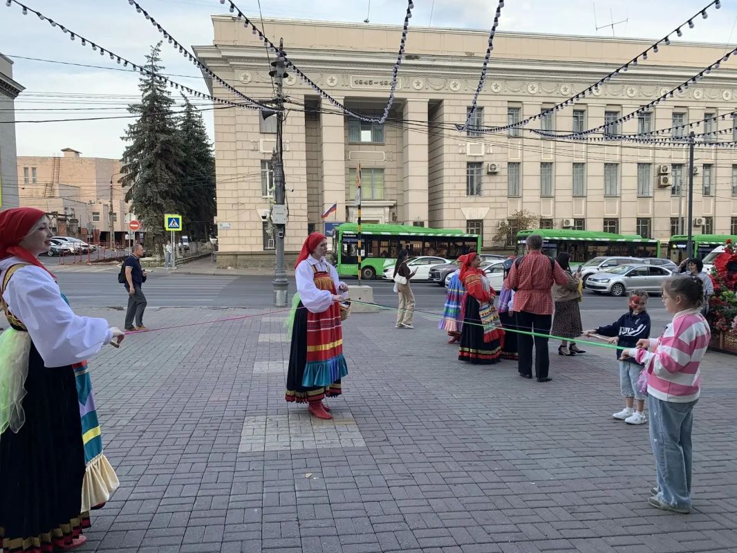В Курске на Яблочный Спас устроили народные гуляния Мероприятие организовал Городской культурный центр «Лира» при поддержке администрации города и комитета культуры и туризма В Курске на Яблочный Спас устроили народные гуляния Мероприятие организовал Городской культурный центр «Лира» при поддержке администрации города и комитета культуры и туризма