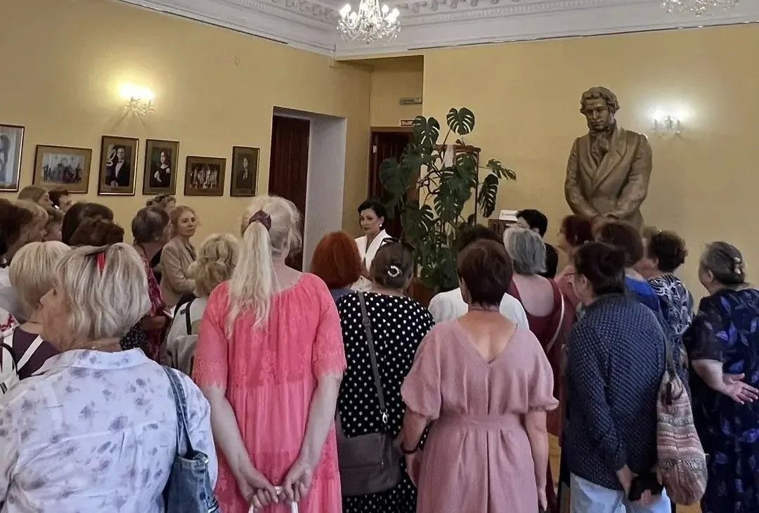 Участники клуба «Стимул» социального проекта «Курское долголетие» побывали на экскурсии в Курской филармонии — и остались в полном восторге! Гости узнали удивительные факты об истории здания от музыковеда Екатерины... Участники клуба «Стимул» социального проекта «Курское долголетие» побывали на экскурсии в Курской филармонии — и остались в полном восторге! Гости узнали удивительные факты об истории здания от музыковеда Екатерины...