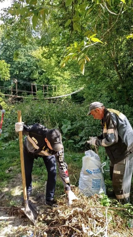 В Курске на реке Тускарь в рамках Всероссийской акции «Вода России» состоялся экологический субботник, организованный сотрудниками ООО «РН-Черноземье» В Курске на реке Тускарь в рамках Всероссийской акции «Вода России» состоялся экологический субботник, организованный сотрудниками ООО «РН-Черноземье»