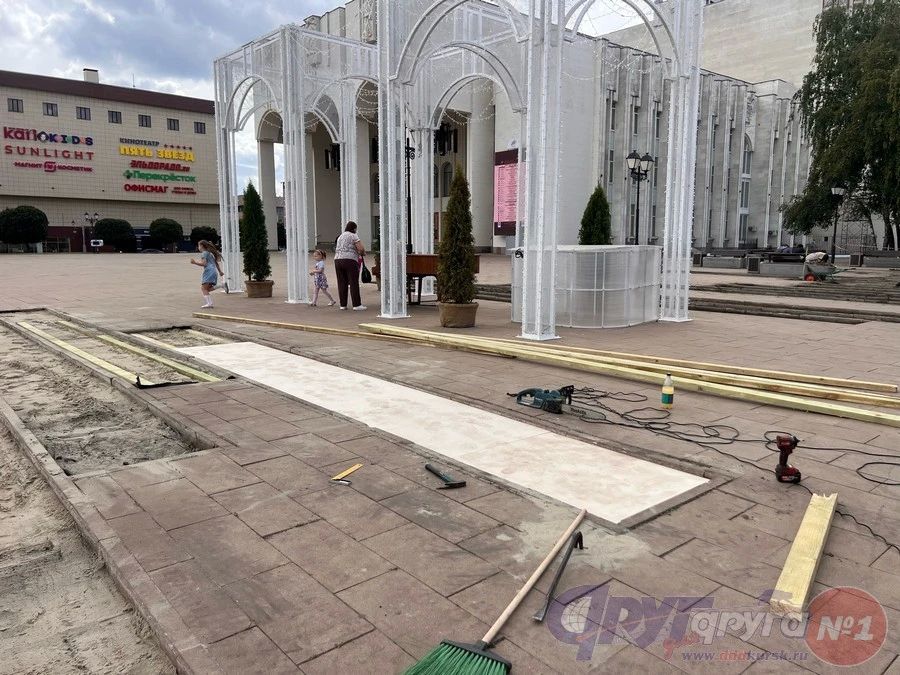 Несколько дней назад у драмтеатра появилась строительная техника Несколько дней назад у драмтеатра появилась строительная техника