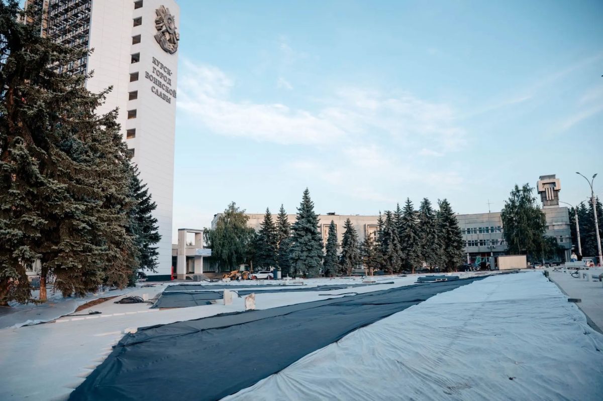 Губернатор Курской области Александр Хинштейн проинспектировал реконструкцию площади Героев Курской битвы и мемориала памяти павших на улице Карла Маркса в Курске Губернатор Курской области Александр Хинштейн проинспектировал реконструкцию площади Героев Курской битвы и мемориала памяти павших на улице Карла Маркса в Курске