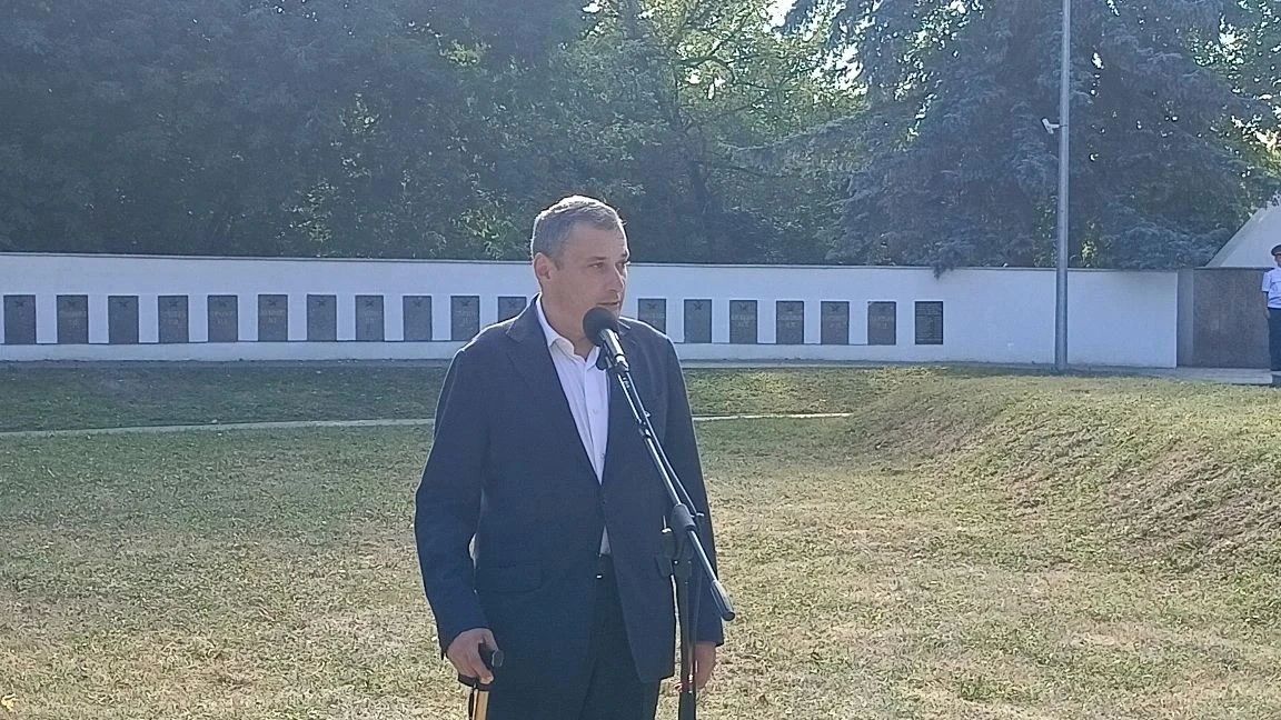 В Курске перезахоронили останки 174 мирных жителей и советских воинов, погибших в годы Великой Отечественной войны В Курске перезахоронили останки 174 мирных жителей и советских воинов, погибших в годы Великой Отечественной войны