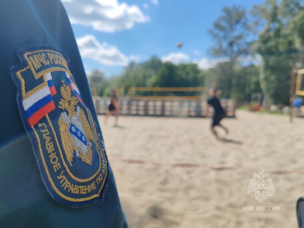 Курские спасатели МЧС России сразились в турнире по волейболу Курские спасатели МЧС России сразились в турнире по волейболу