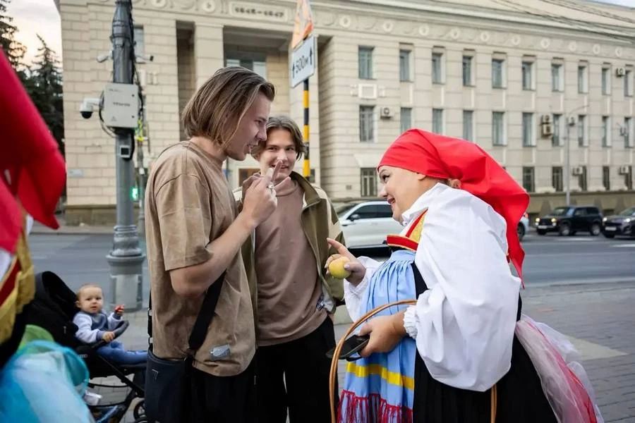 В Курске на улице Ленина раздавали яблоки, так отметили Яблочный Спас В Курске на улице Ленина раздавали яблоки, так отметили Яблочный Спас
