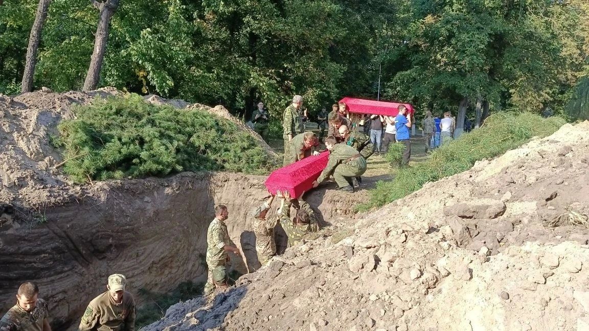 В Курске перезахоронили останки 174 мирных жителей и советских воинов, погибших в годы Великой Отечественной войны В Курске перезахоронили останки 174 мирных жителей и советских воинов, погибших в годы Великой Отечественной войны