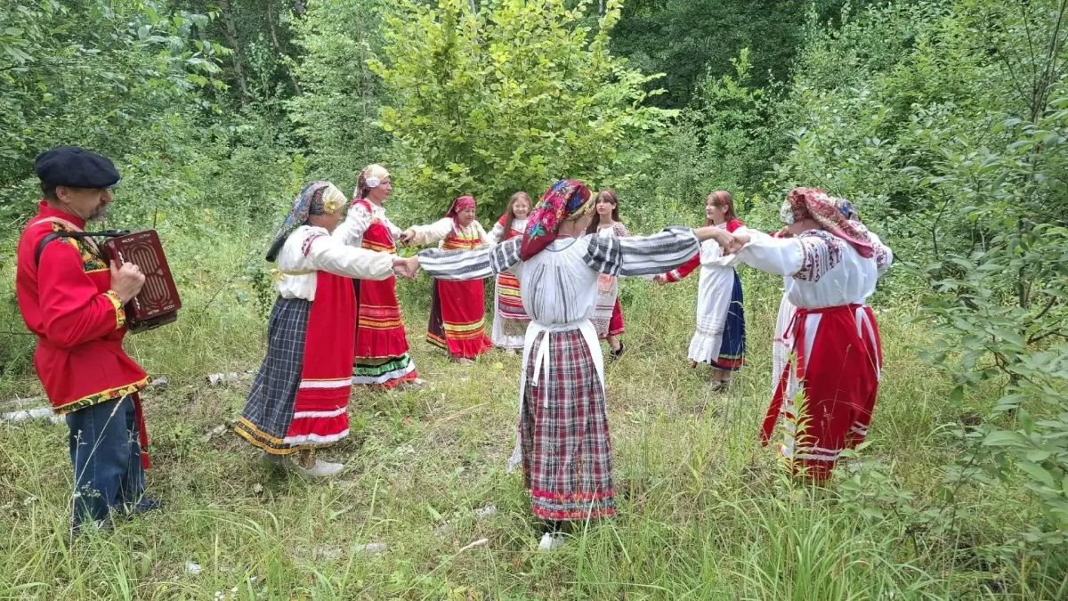 В Глазовском сельском Доме культуры Конышевского района состоялось яркое и запоминающееся празднество в честь Яблочного спаса В Глазовском сельском Доме культуры Конышевского района состоялось яркое и запоминающееся празднество в честь Яблочного спаса