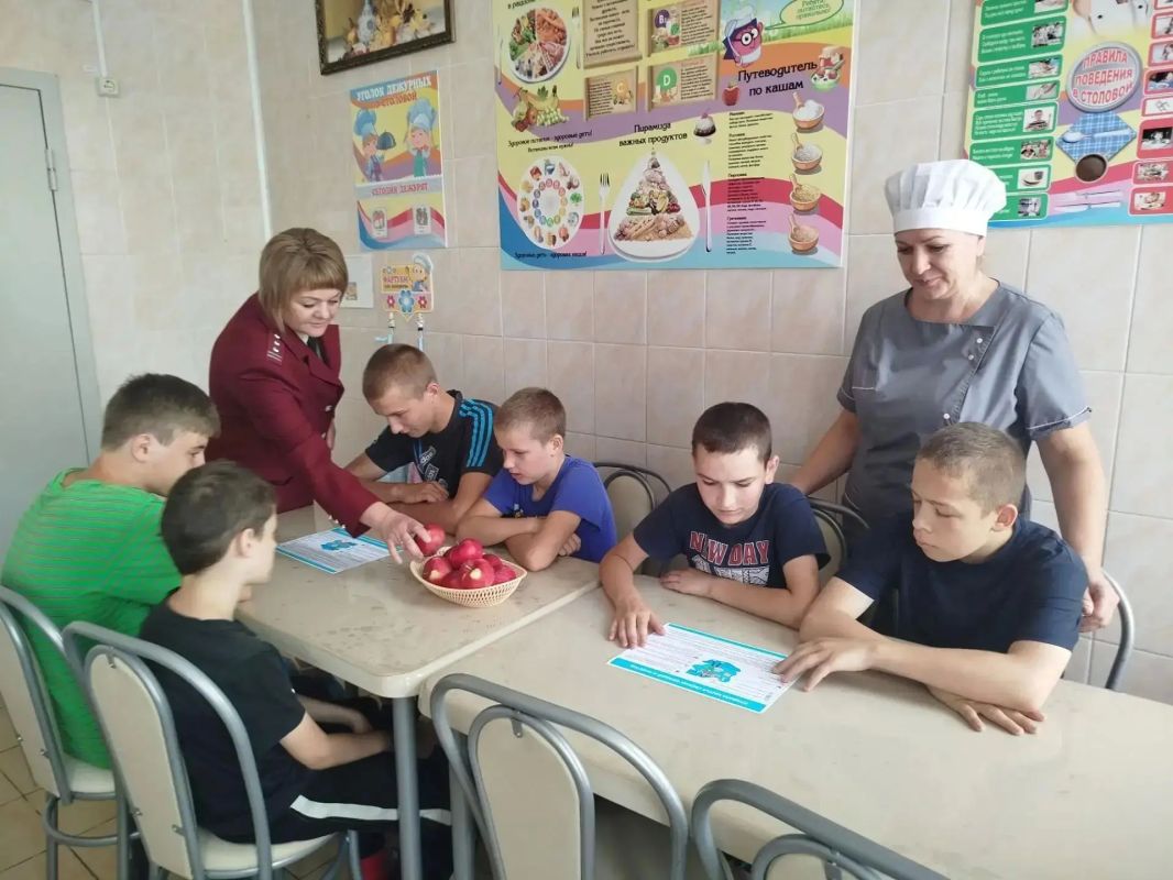О полезных свойствах яблока можно рассказывать бесконечно, а еще его никогда не надоест рисовать – яркие, аппетитные и даже немного волшебные фрукты получились у воспитанников детских образовательных учреждений, куда пришли... О полезных свойствах яблока можно рассказывать бесконечно, а еще его никогда не надоест рисовать – яркие, аппетитные и даже немного волшебные фрукты получились у воспитанников детских образовательных учреждений, куда пришли...