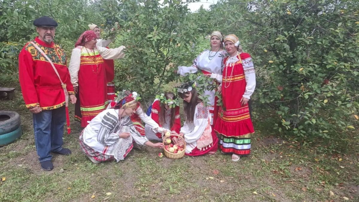 В Глазовском сельском Доме культуры Конышевского района состоялось яркое и запоминающееся празднество в честь Яблочного спаса В Глазовском сельском Доме культуры Конышевского района состоялось яркое и запоминающееся празднество в честь Яблочного спаса