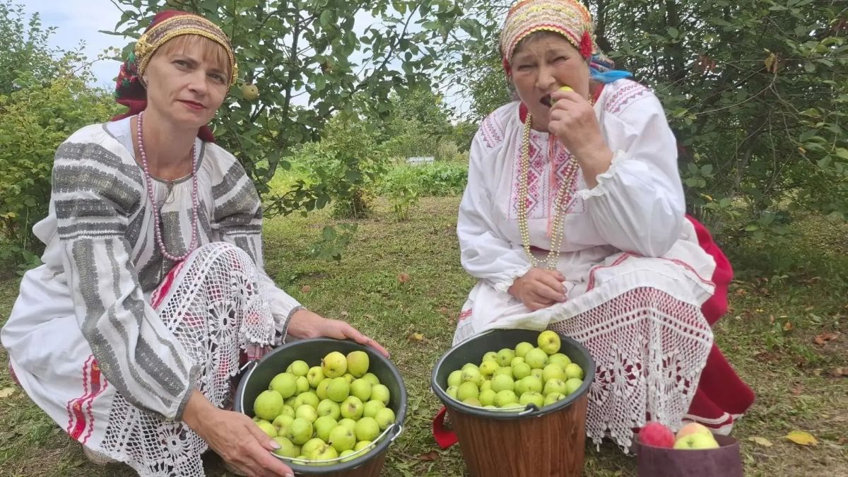 В Глазовском сельском Доме культуры Конышевского района состоялось яркое и запоминающееся празднество в честь Яблочного спаса В Глазовском сельском Доме культуры Конышевского района состоялось яркое и запоминающееся празднество в честь Яблочного спаса