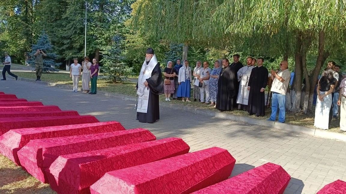 В Курске перезахоронили останки 174 мирных жителей и советских воинов, погибших в годы Великой Отечественной войны В Курске перезахоронили останки 174 мирных жителей и советских воинов, погибших в годы Великой Отечественной войны