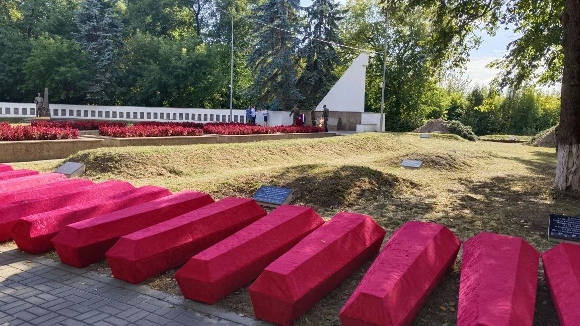 В Курске перезахоронили останки 174 мирных жителей и советских воинов, погибших в годы Великой Отечественной войны В Курске перезахоронили останки 174 мирных жителей и советских воинов, погибших в годы Великой Отечественной войны
