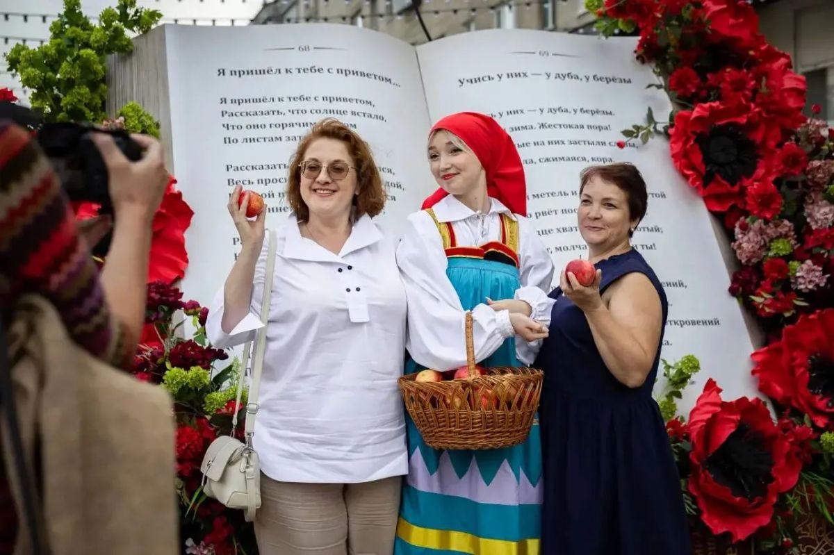В Курске на улице Ленина раздавали яблоки, так отметили Яблочный Спас В Курске на улице Ленина раздавали яблоки, так отметили Яблочный Спас