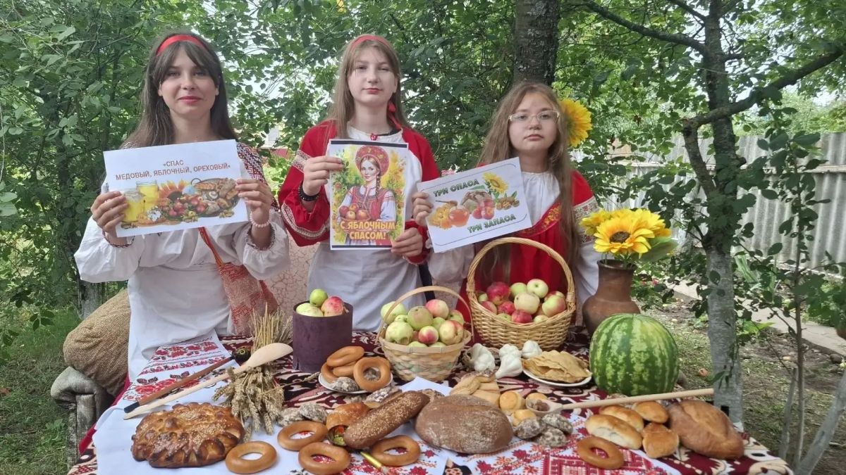 В Глазовском сельском Доме культуры Конышевского района состоялось яркое и запоминающееся празднество в честь Яблочного спаса В Глазовском сельском Доме культуры Конышевского района состоялось яркое и запоминающееся празднество в честь Яблочного спаса