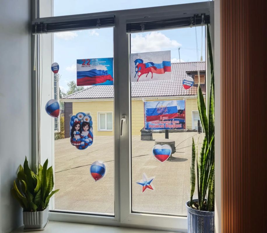 Триколор в каждом окне: сотрудники УИС по Курской области присоединились к акции «Флаг в каждый дом» Триколор в каждом окне: сотрудники УИС по Курской области присоединились к акции «Флаг в каждый дом»