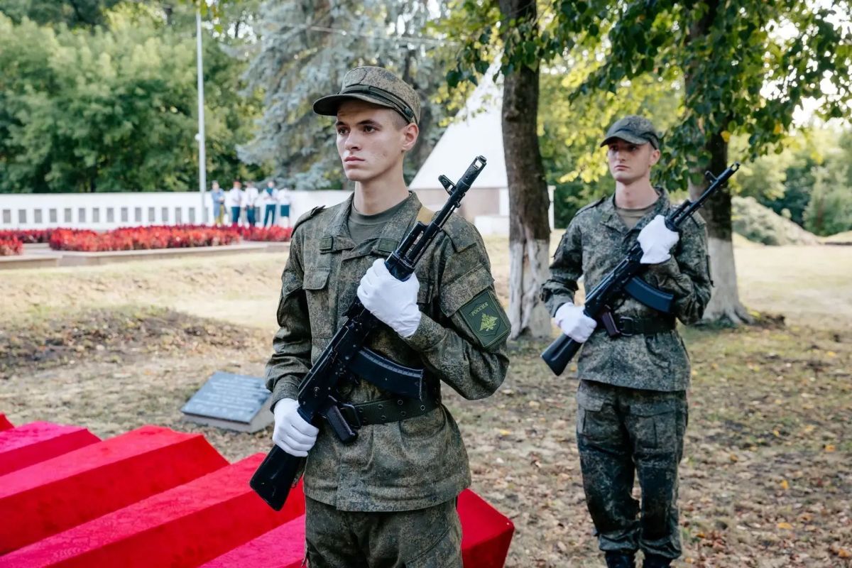 Губернатор Курской области Александр Хинштейн принял участие в церемонии захоронения останков солдат и мирных жителей, погибших в годы Великой Отечественной войны Губернатор Курской области Александр Хинштейн принял участие в церемонии захоронения останков солдат и мирных жителей, погибших в годы Великой Отечественной войны