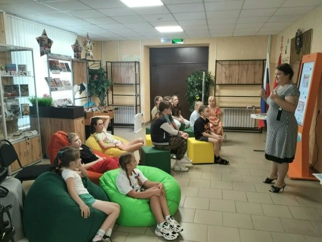 В Поныровской модельной библиотеке состоялась литературная мозаика "Символы России и народов России", посвященная Дню российского Флага