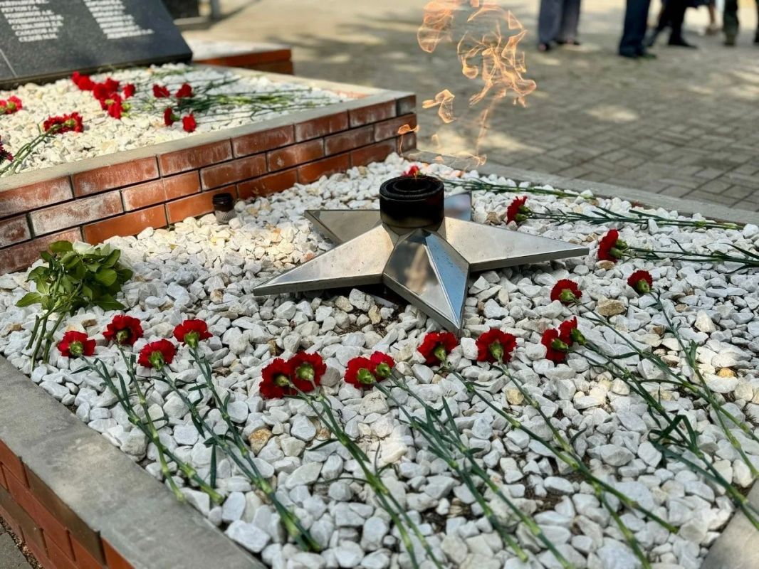 Сегодня в Администрации Мантуровского района прошло торжественное мероприятие, посвященное Дню Государственного флага РФ и Дню памяти победы в Курской битве 1943 года Сегодня в Администрации Мантуровского района прошло торжественное мероприятие, посвященное Дню Государственного флага РФ и Дню памяти победы в Курской битве 1943 года
