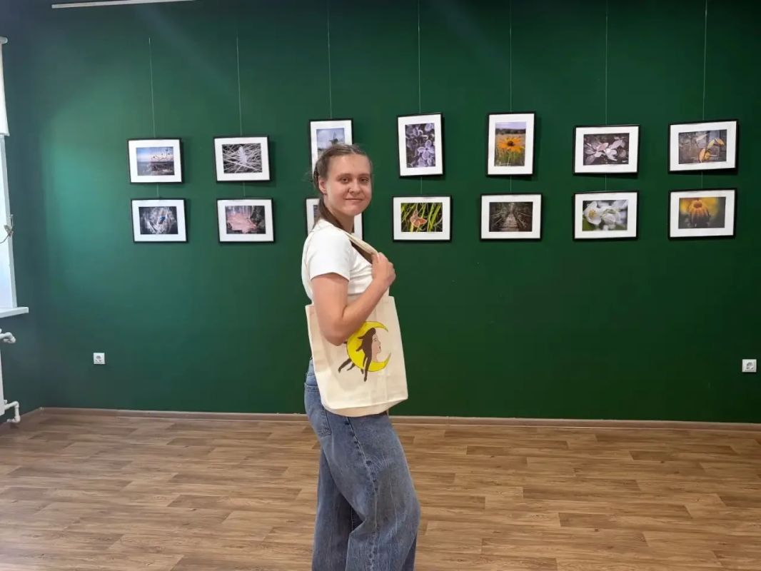 креативном пространстве «Веранда» царила особая творческая атмосфера: под уверенной кистью холщовый шоппер постепенно превращался в настоящее произведение искусства креативном пространстве «Веранда» царила особая творческая атмосфера: под уверенной кистью холщовый шоппер постепенно превращался в настоящее произведение искусства