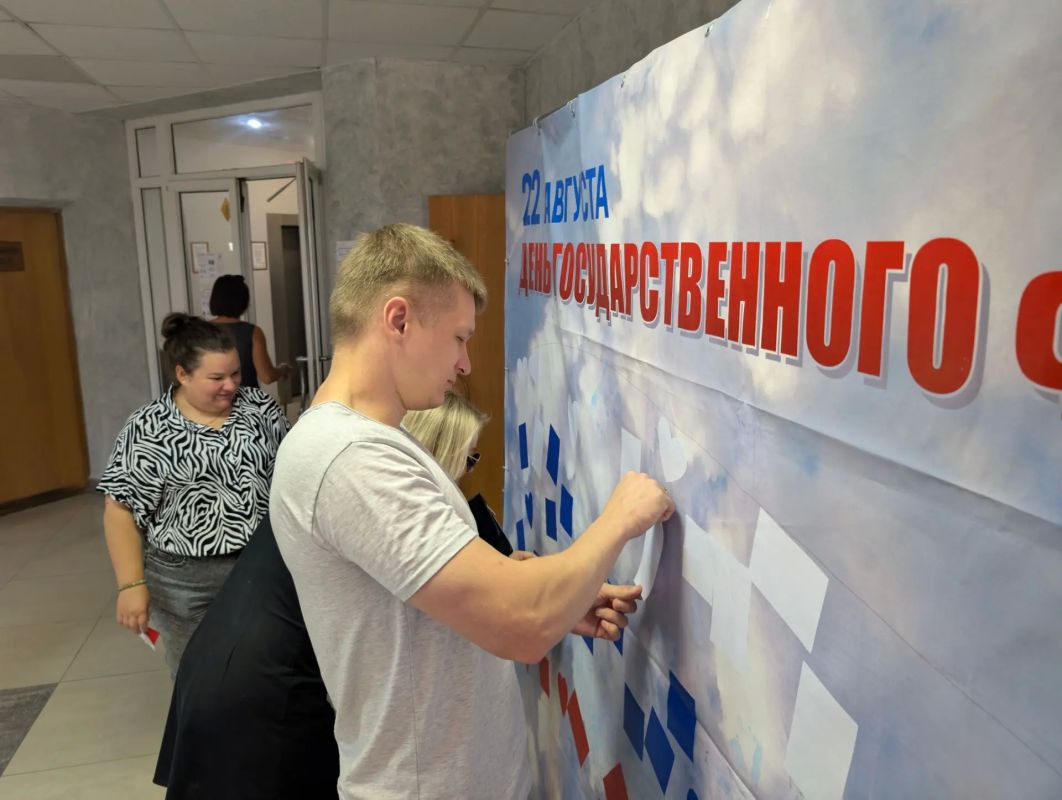 В УФК по Курской области отметили День флага России яркой акцией В УФК по Курской области отметили День флага России яркой акцией