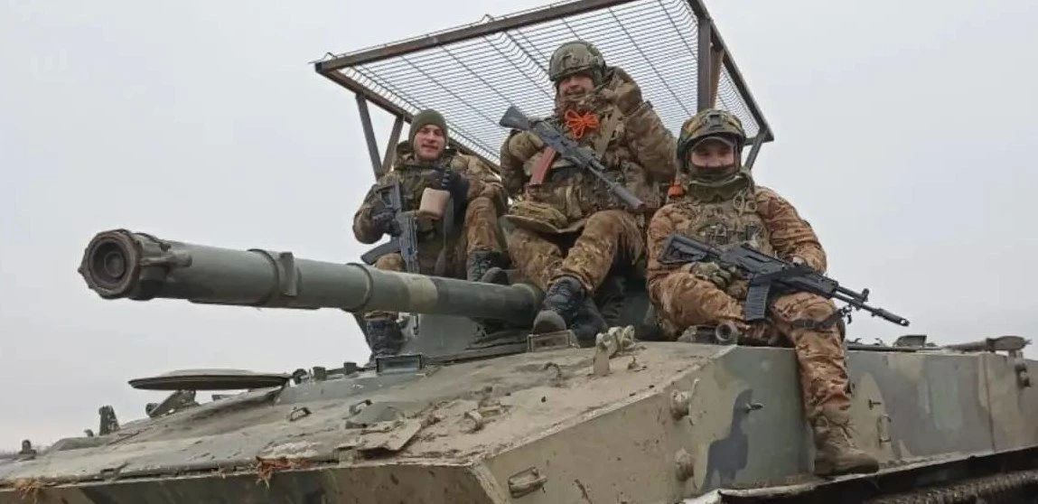 Благодаря смекалке два российских штурмовика смогли зачистить окоп от пяти бойцов ВСУ без потерь Благодаря смекалке два российских штурмовика смогли зачистить окоп от пяти бойцов ВСУ без потерь
