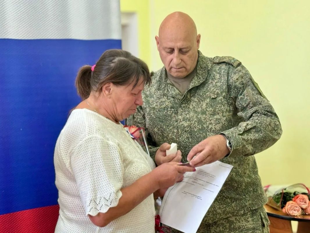 Сегодня в Администрации Мантуровского района прошло торжественное мероприятие, посвященное Дню Государственного флага РФ и Дню памяти победы в Курской битве 1943 года Сегодня в Администрации Мантуровского района прошло торжественное мероприятие, посвященное Дню Государственного флага РФ и Дню памяти победы в Курской битве 1943 года