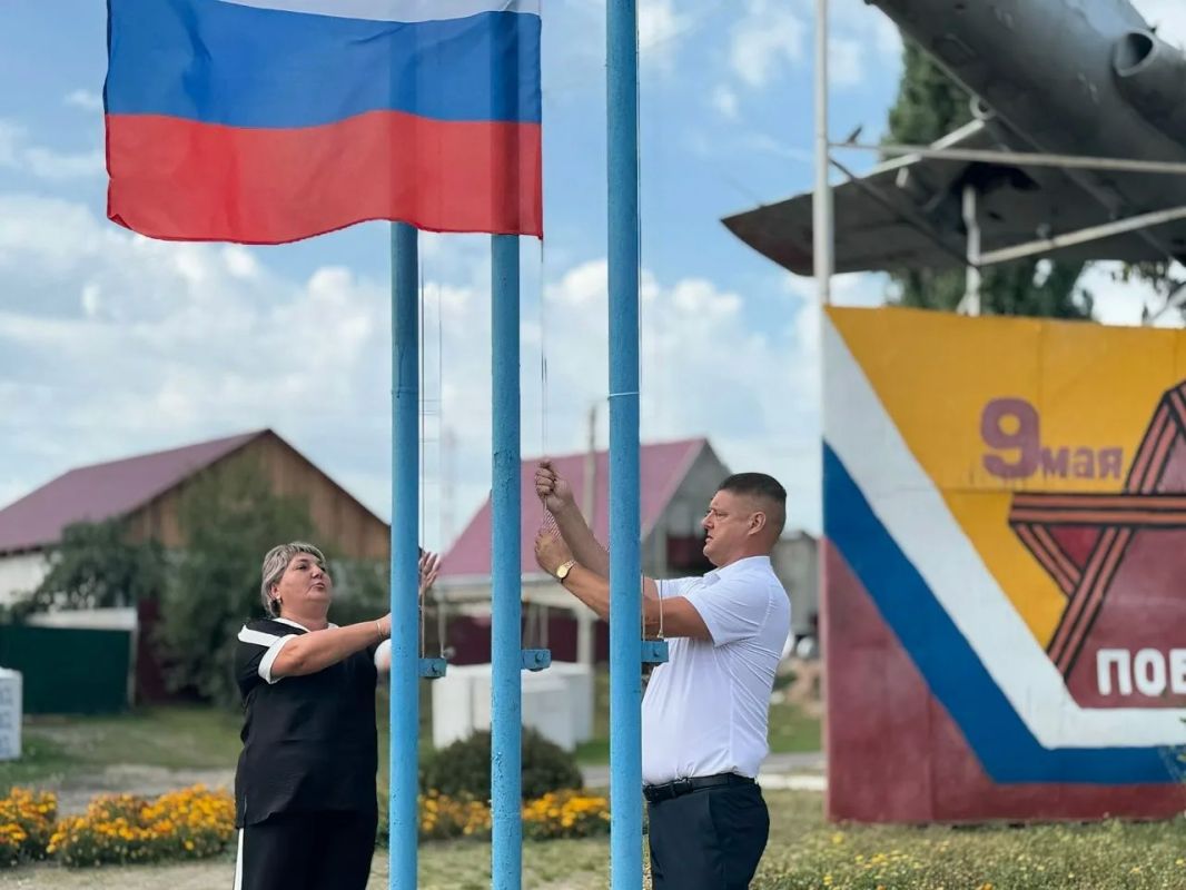 Сегодня в Администрации Мантуровского района прошло торжественное мероприятие, посвященное Дню Государственного флага РФ и Дню памяти победы в Курской битве 1943 года Сегодня в Администрации Мантуровского района прошло торжественное мероприятие, посвященное Дню Государственного флага РФ и Дню памяти победы в Курской битве 1943 года