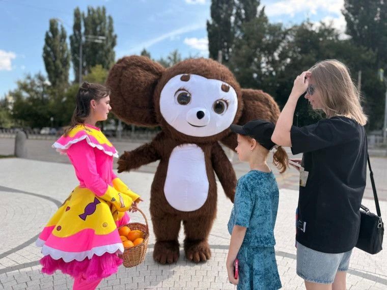 20 августа Курчатове - настоящий апельсиновый праздник! В честь дня рождения Чебурашки ушастый именинник вместе с Конфеткой вышли на улицы города, чтобы поздравить жителей и подарить им свои любимые апельсины 20 августа Курчатове - настоящий апельсиновый праздник! В честь дня рождения Чебурашки ушастый именинник вместе с Конфеткой вышли на улицы города, чтобы поздравить жителей и подарить им свои любимые апельсины