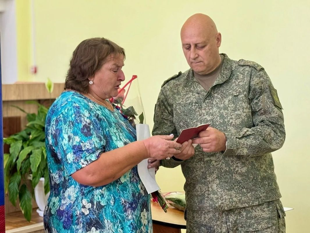 Сегодня в Администрации Мантуровского района прошло торжественное мероприятие, посвященное Дню Государственного флага РФ и Дню памяти победы в Курской битве 1943 года Сегодня в Администрации Мантуровского района прошло торжественное мероприятие, посвященное Дню Государственного флага РФ и Дню памяти победы в Курской битве 1943 года