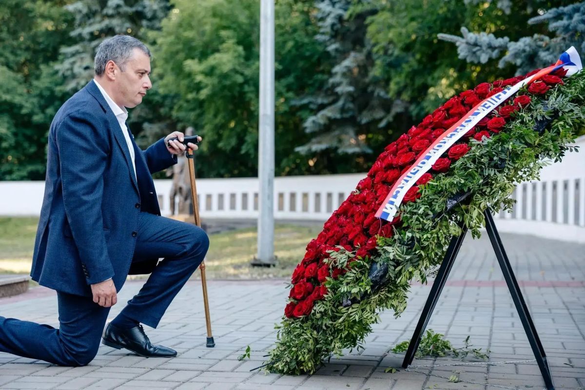 Губернатор Курской области Александр Хинштейн принял участие в церемонии захоронения останков солдат и мирных жителей, погибших в годы Великой Отечественной войны