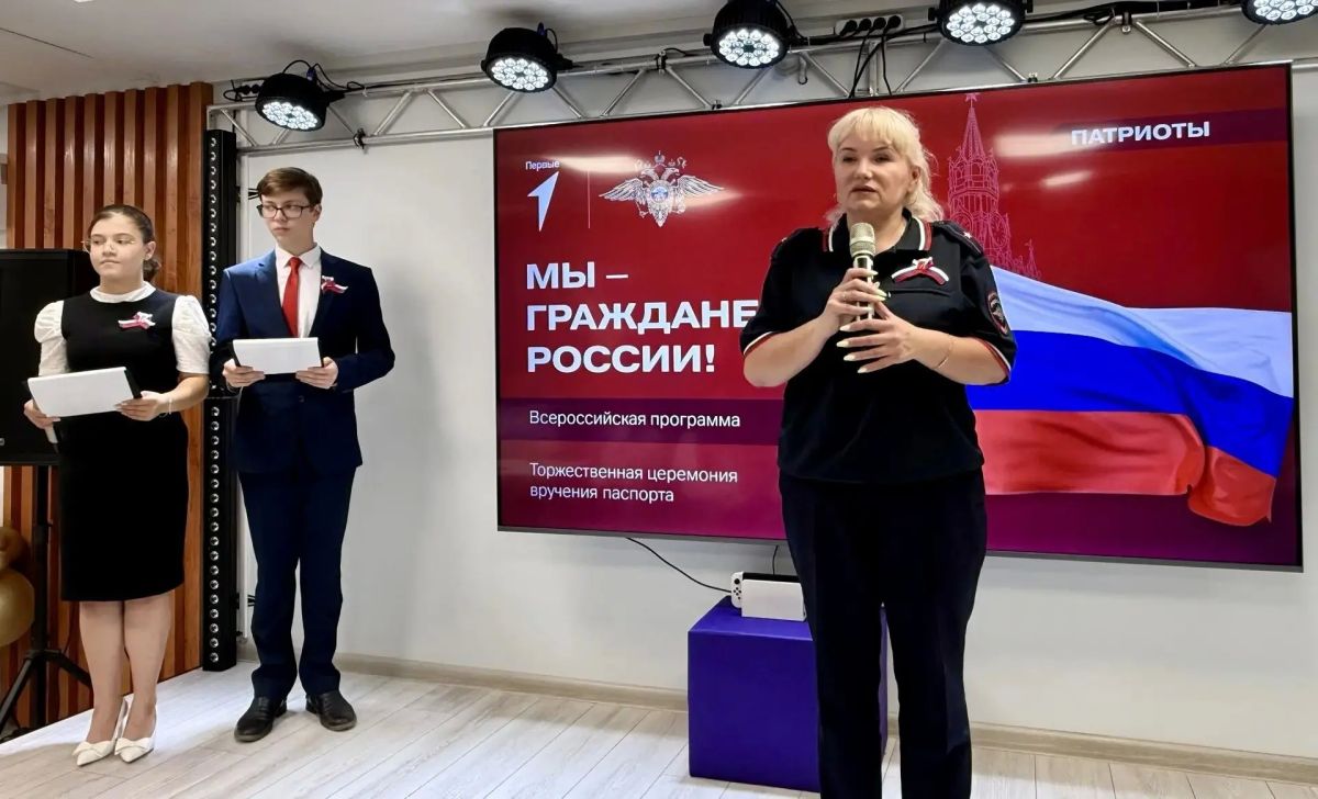 В преддверии Дня Государственного флага Российской Федерации сотрудники УМВД России по Курской области приняли участие во Всероссийской акции «Мы — граждане России», организованной активистами Движения Первых В преддверии Дня Государственного флага Российской Федерации сотрудники УМВД России по Курской области приняли участие во Всероссийской акции «Мы — граждане России», организованной активистами Движения Первых