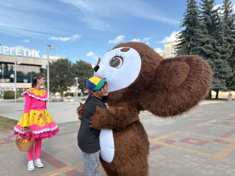 20 августа Курчатове - настоящий апельсиновый праздник! В честь дня рождения Чебурашки ушастый именинник вместе с Конфеткой вышли на улицы города, чтобы поздравить жителей и подарить им свои любимые апельсины 20 августа Курчатове - настоящий апельсиновый праздник! В честь дня рождения Чебурашки ушастый именинник вместе с Конфеткой вышли на улицы города, чтобы поздравить жителей и подарить им свои любимые апельсины