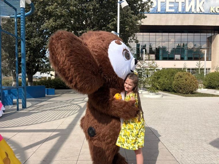 20 августа Курчатове - настоящий апельсиновый праздник! В честь дня рождения Чебурашки ушастый именинник вместе с Конфеткой вышли на улицы города, чтобы поздравить жителей и подарить им свои любимые апельсины 20 августа Курчатове - настоящий апельсиновый праздник! В честь дня рождения Чебурашки ушастый именинник вместе с Конфеткой вышли на улицы города, чтобы поздравить жителей и подарить им свои любимые апельсины