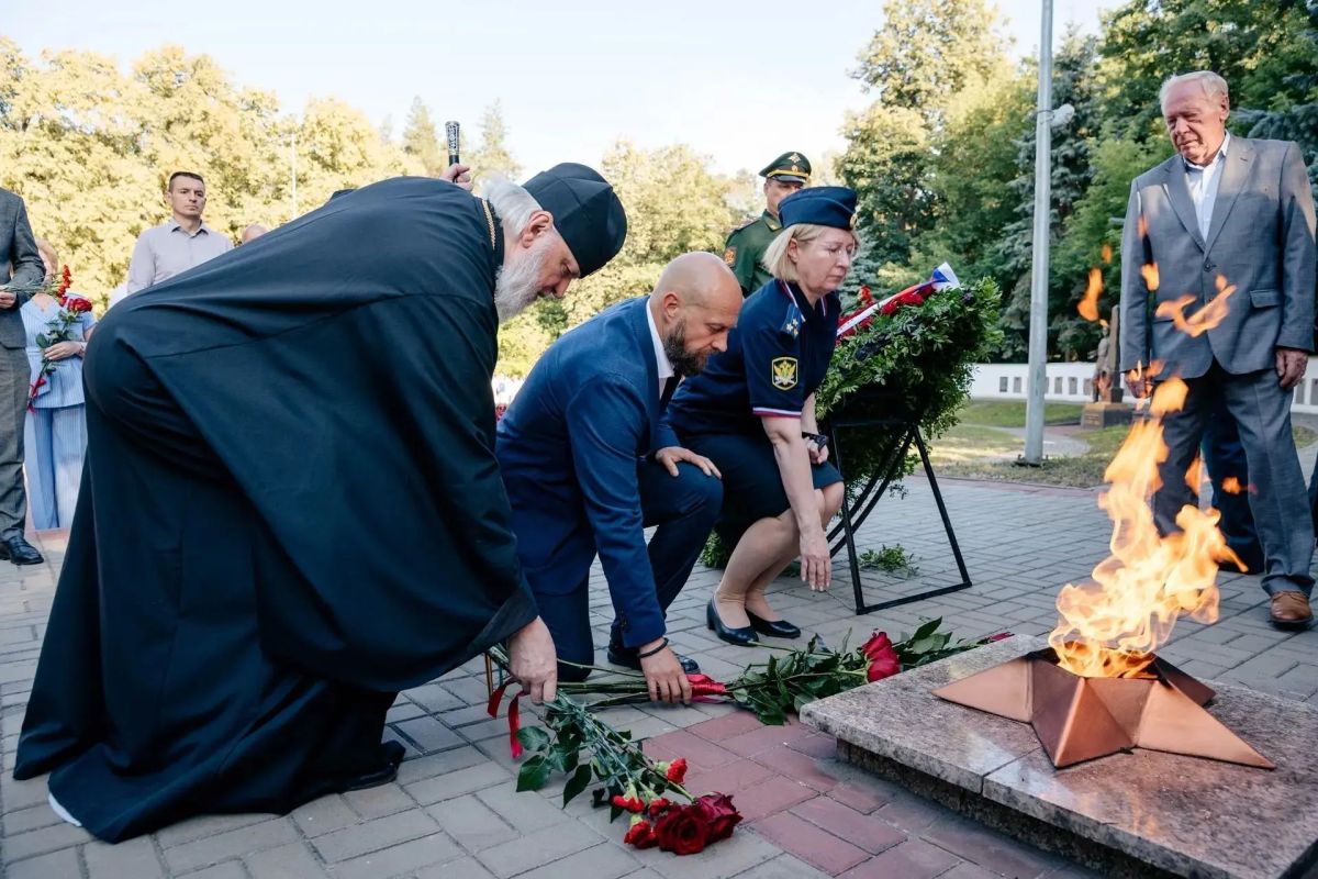 Губернатор Курской области Александр Хинштейн принял участие в церемонии захоронения останков солдат и мирных жителей, погибших в годы Великой Отечественной войны Губернатор Курской области Александр Хинштейн принял участие в церемонии захоронения останков солдат и мирных жителей, погибших в годы Великой Отечественной войны