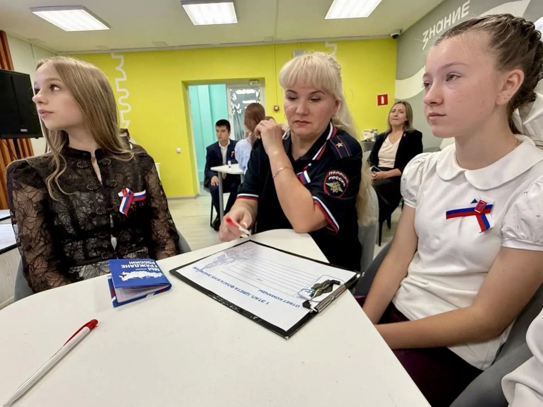 В преддверии Дня Государственного флага Российской Федерации сотрудники УМВД России по Курской области приняли участие во Всероссийской акции «Мы — граждане России», организованной активистами Движения Первых В преддверии Дня Государственного флага Российской Федерации сотрудники УМВД России по Курской области приняли участие во Всероссийской акции «Мы — граждане России», организованной активистами Движения Первых