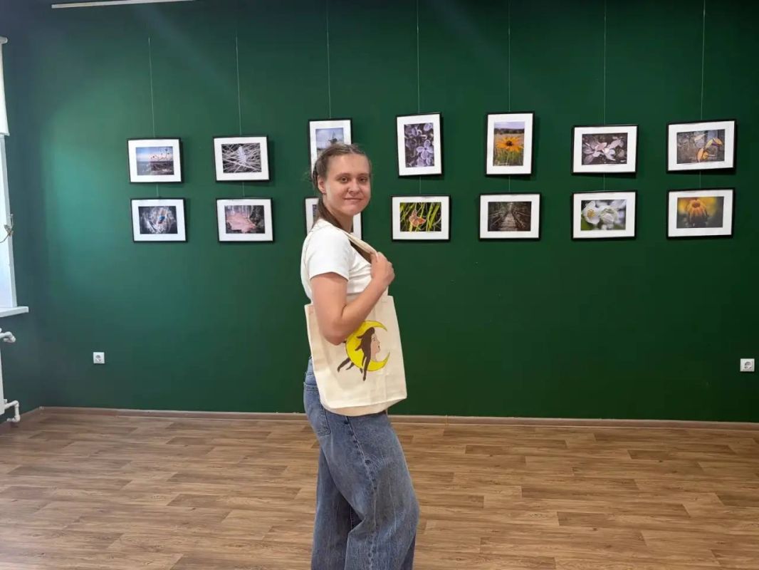 креативном пространстве «Веранда» царила особая творческая атмосфера: под уверенной кистью холщовый шоппер постепенно превращался в настоящее произведение искусства креативном пространстве «Веранда» царила особая творческая атмосфера: под уверенной кистью холщовый шоппер постепенно превращался в настоящее произведение искусства