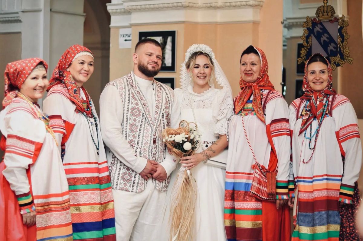 Влюблённые из Курской области сыграли свадьбу в народном стиле Влюблённые из Курской области сыграли свадьбу в народном стиле