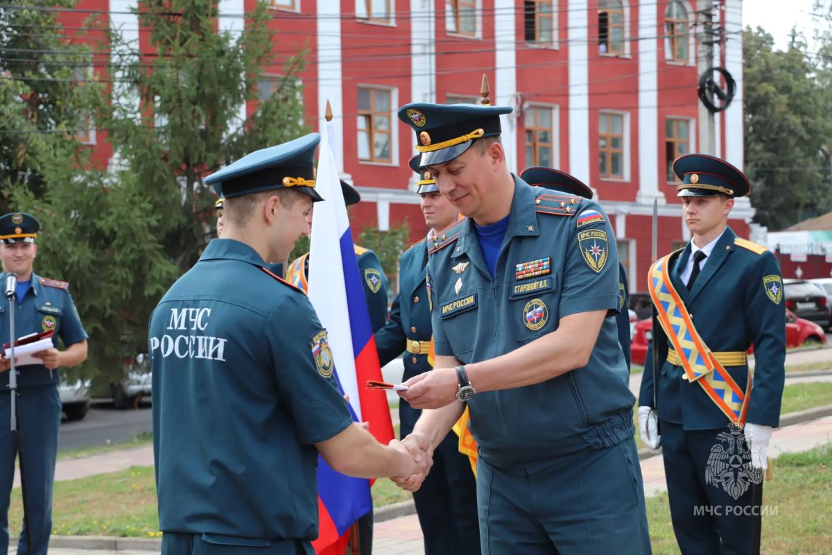 Звания и награды вручены курским спасателям Звания и награды вручены курским спасателям