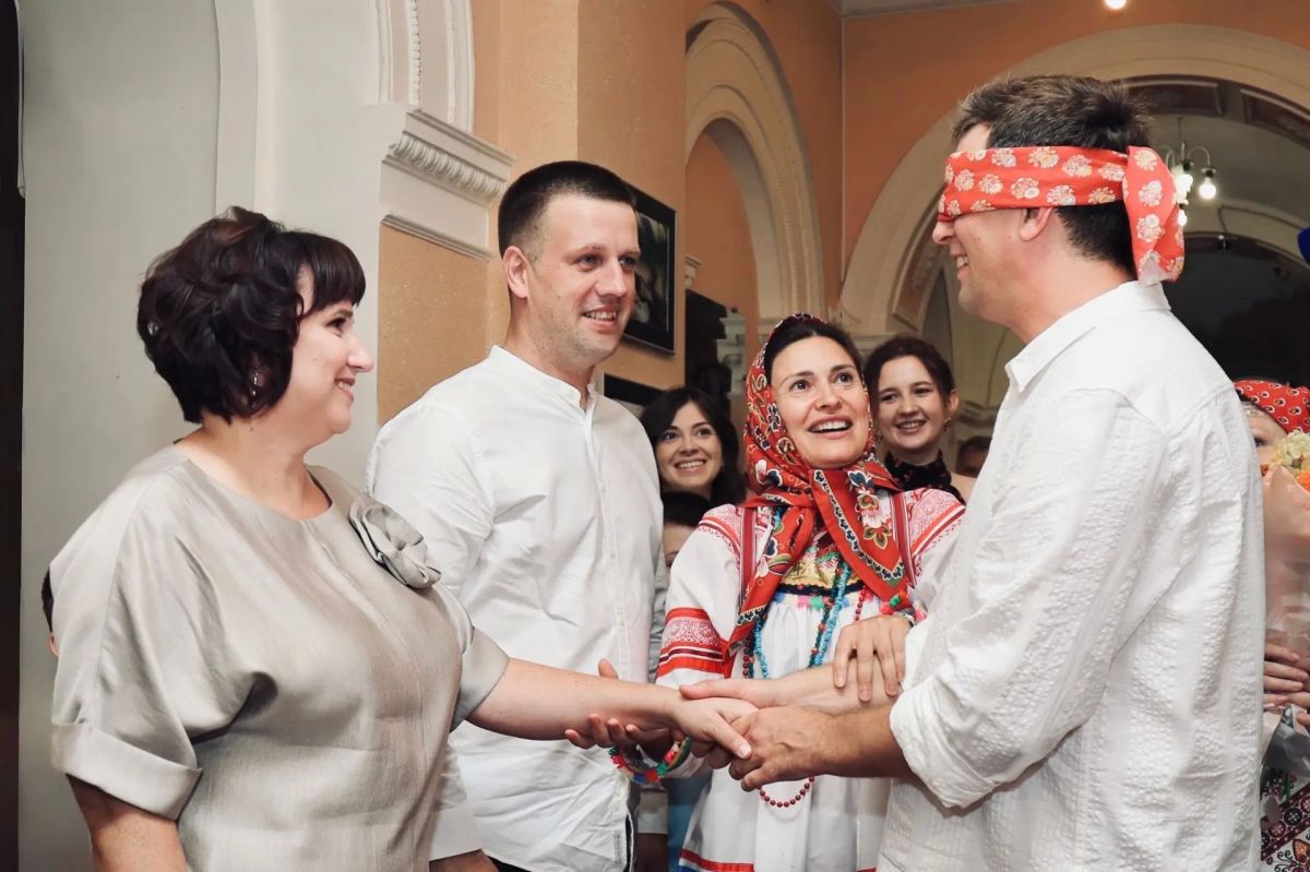 Влюблённые из Курской области сыграли свадьбу в народном стиле Влюблённые из Курской области сыграли свадьбу в народном стиле