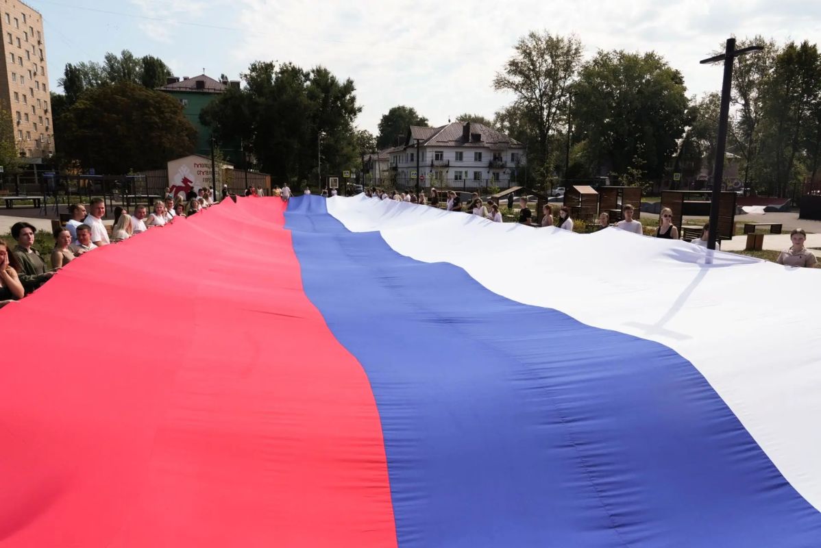 В Парке молодёжи прошла акция #поднятьфлаг, посвящённая Дню Государственного флага Российской Федерации