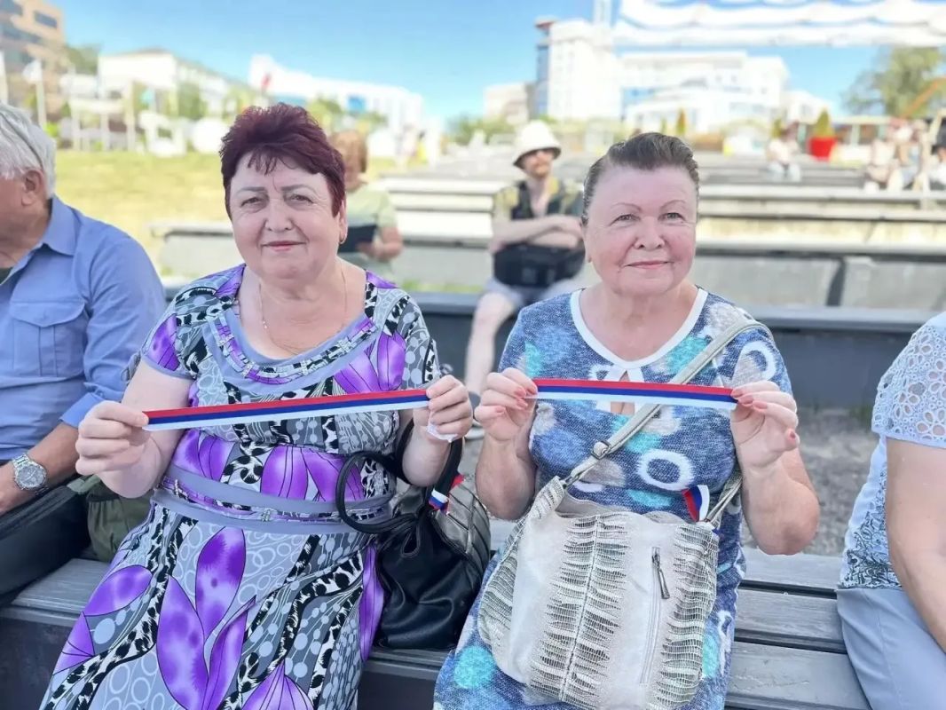 На Полугоре в День флага России курянам раздают ленточки и триколором На Полугоре в День флага России курянам раздают ленточки и триколором