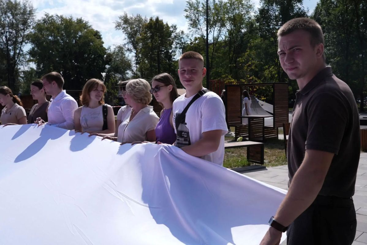 В Парке молодёжи прошла акция #поднятьфлаг, посвящённая Дню Государственного флага Российской Федерации В Парке молодёжи прошла акция #поднятьфлаг, посвящённая Дню Государственного флага Российской Федерации