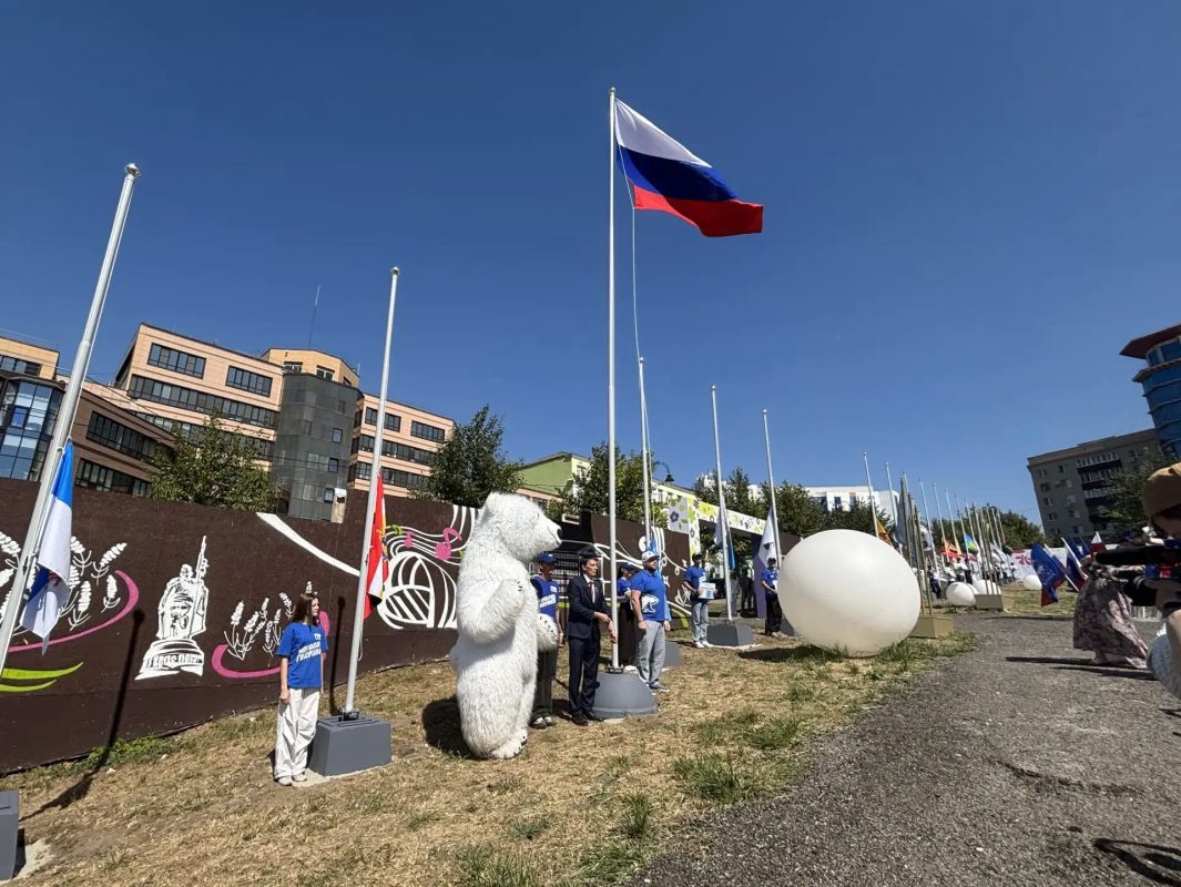 В День Государственного флага России на Полугоре подняли триколор В День Государственного флага России на Полугоре подняли триколор