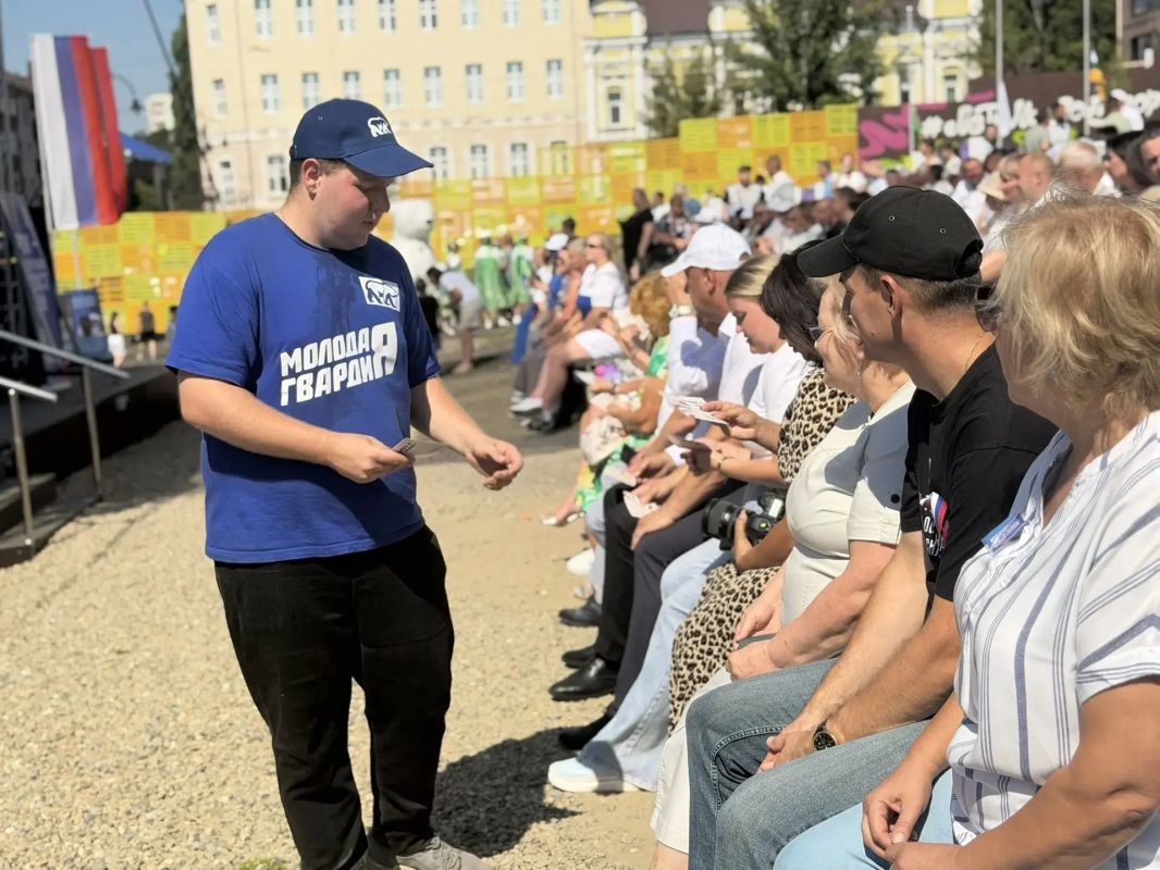 На Полугоре куряне отмечают День Государственного флага России На Полугоре куряне отмечают День Государственного флага России
