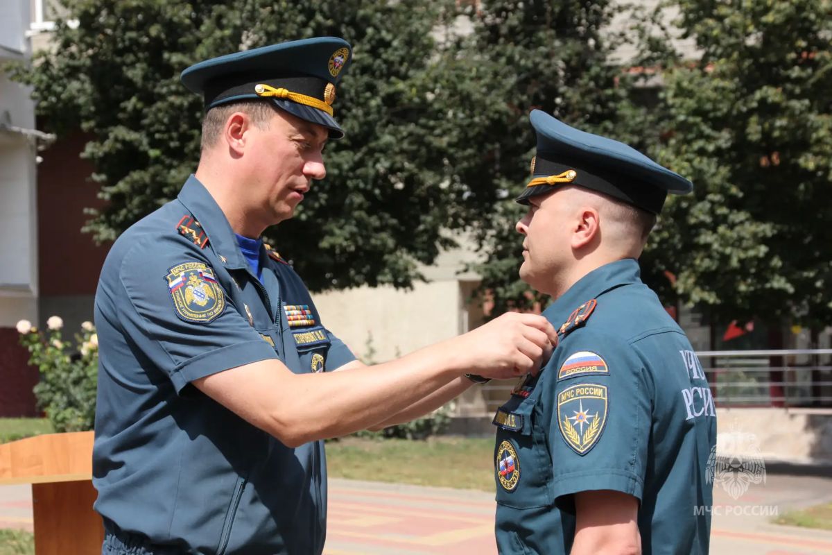 Звания и награды вручены курским спасателям Звания и награды вручены курским спасателям
