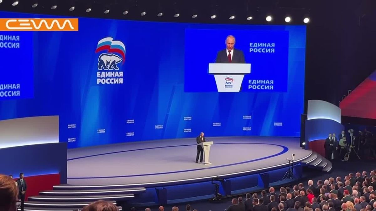 Президент РФ Владимир Путин поздравил россиян с Днем Государственного флага