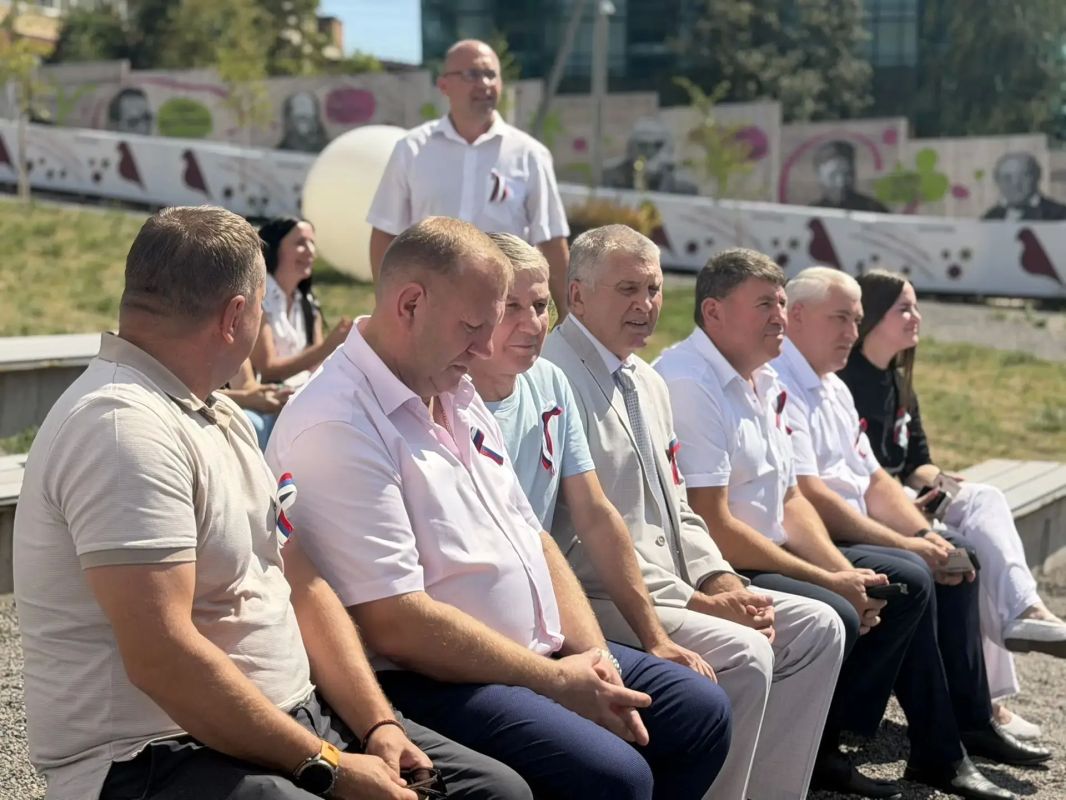 На Полугоре куряне отмечают День Государственного флага России На Полугоре куряне отмечают День Государственного флага России
