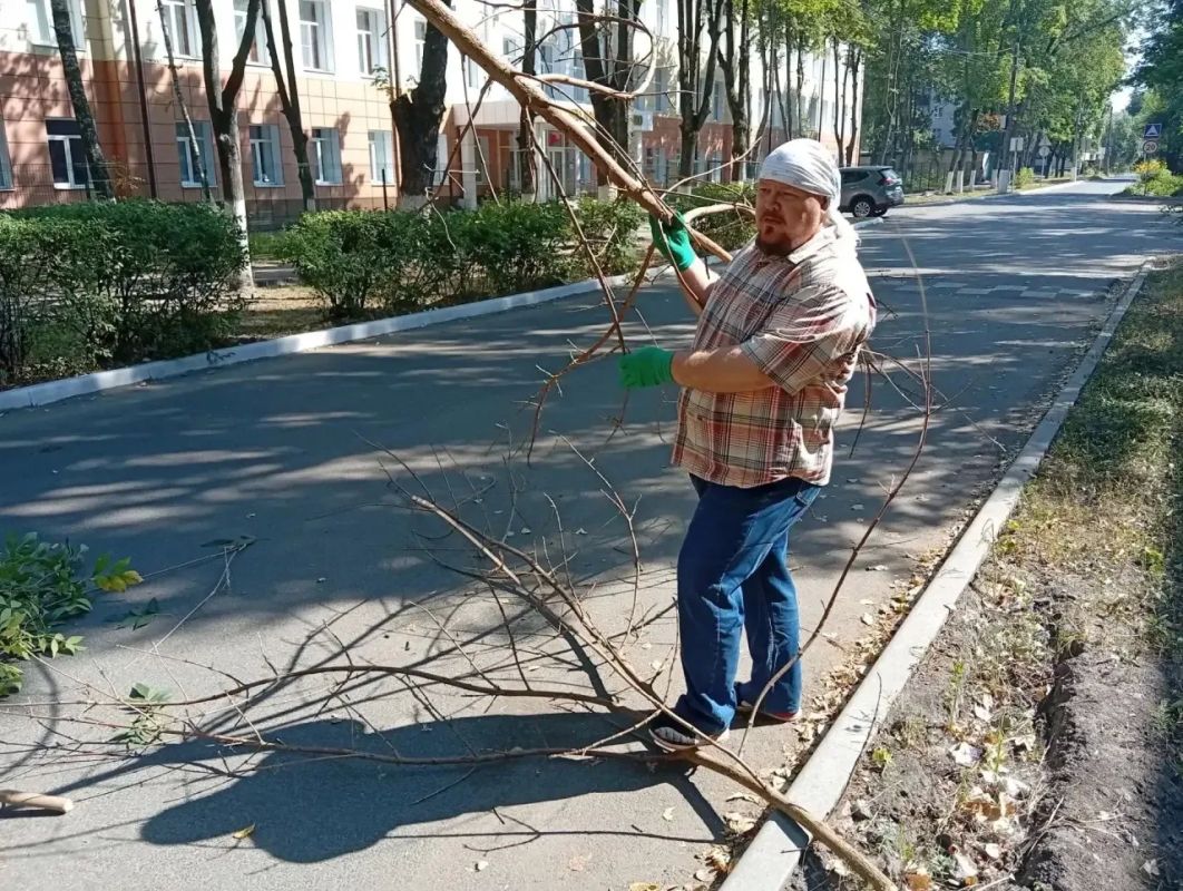 Сотрудники Администрации города Курска и подведомственных учреждений вновь вышли на субботник Сотрудники Администрации города Курска и подведомственных учреждений вновь вышли на субботник