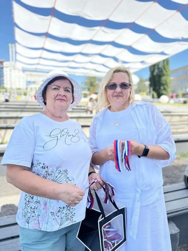 На Полугоре в День флага России курянам раздают ленточки и триколором На Полугоре в День флага России курянам раздают ленточки и триколором