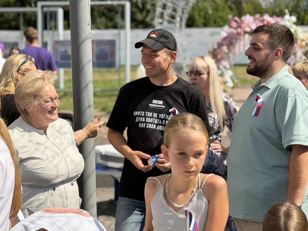 Праздничную атмосферу поддержали выступления творческих коллективов Праздничную атмосферу поддержали выступления творческих коллективов