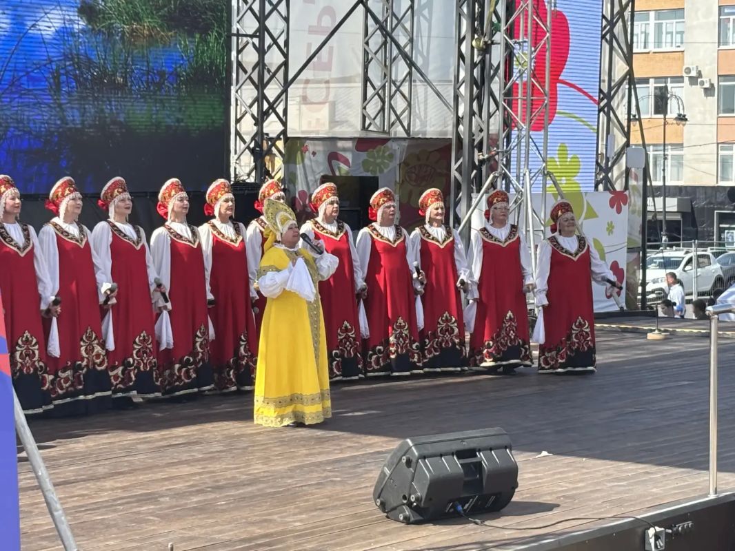В День Государственного флага России на Полугоре подняли триколор В День Государственного флага России на Полугоре подняли триколор